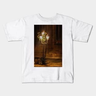 Vintage Christmas streetlight with decoration Kids T-Shirt